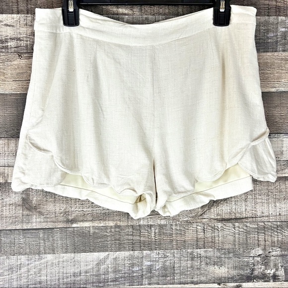 Francesca’s Alya Hi-Rise Linen Scalloped Shorts - Picture 1 of 6